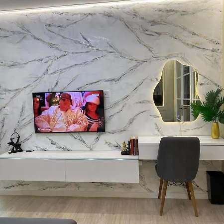 Sea Breeze Apartment *